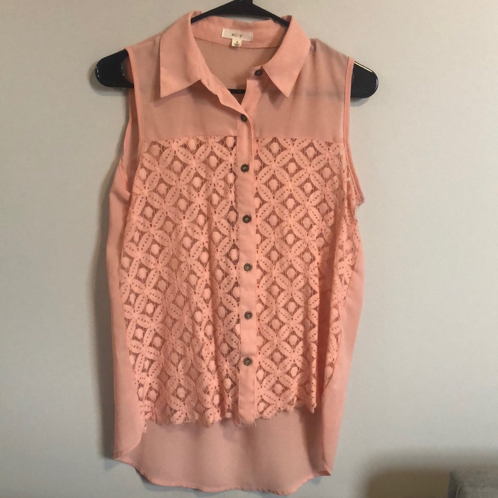Super cute sleeveless blouse for spring!